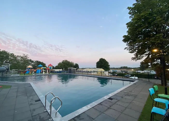 LUXUS Cube Ferienhaus Chalet am See mit Schwimmbad in Lathum NL
